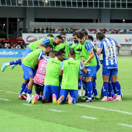 Jogadores do Paysandu celebram em duelo contra o Remo, na semifinal da Copa Verde