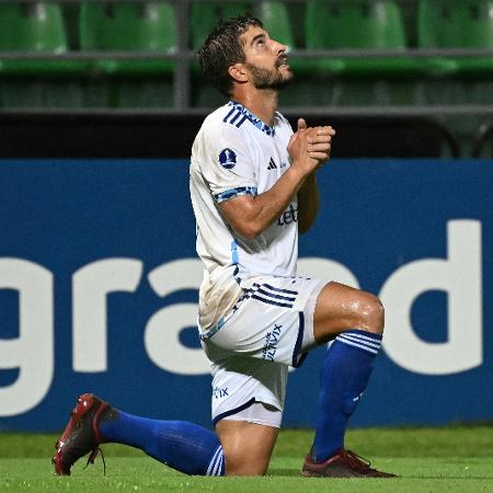 Lucas Silva celebra gol do Cruzeiro sobre o Alianza em jogo da Sul-Americana