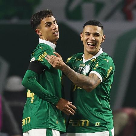 Vitor Reis e Naves formaram a dupla de zaga do Palmeiras no clássico contra o Corinthians e estão em alta no clube