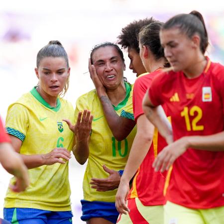 Marta é consolada pelas companheiras de equipe após ser expulsa em jogo contra a Espanha pelas Olimpíadas de Paris