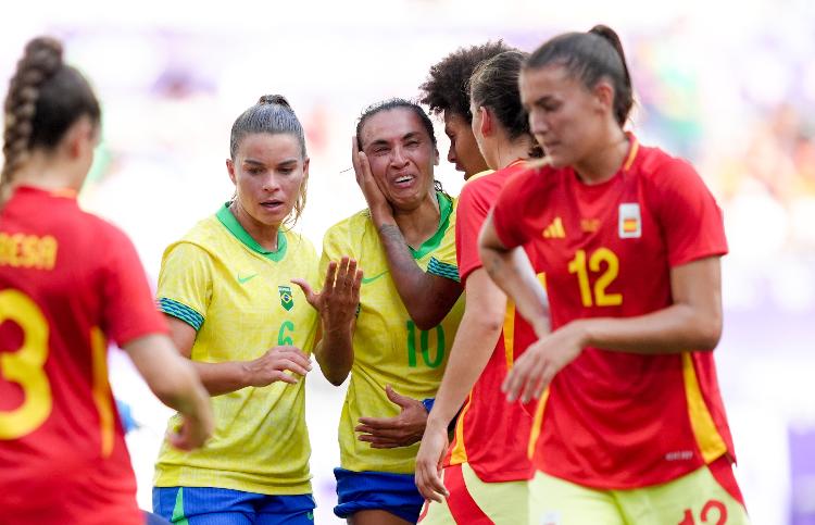 Marta é consolada pelas companheiras de equipe após ser expulsa em jogo contra a Espanha pelas Olimpíadas de Paris