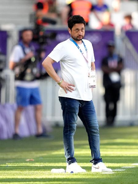 Arthur Elias, técnico da seleção brasileira feminina, em jogo contra a Espanha pelas Olimpíadas de Paris