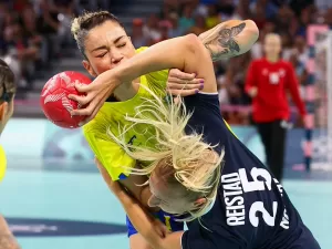 Após eliminação no handebol, meninas falam em 'orgulho' e 'dia complicado'