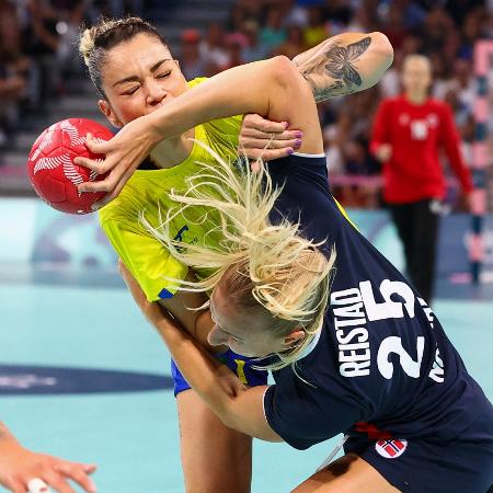 Jéssica Quintino briga pela bola durante Brasil x Noruega, jogo do handebol feminino nas Olimpíadas