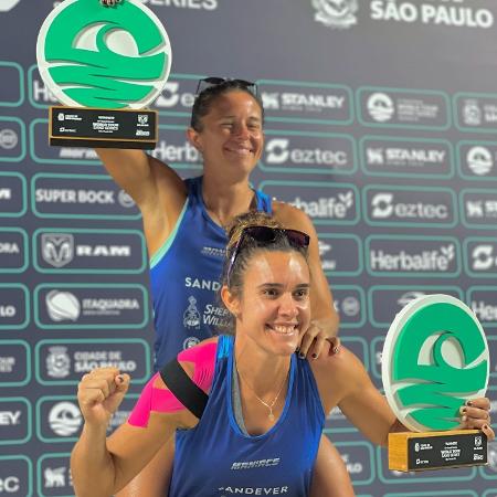 A brasileira Rafa Miiller (à frente) comemora título do Sand Series, de Beach Tennis, em São Paulo