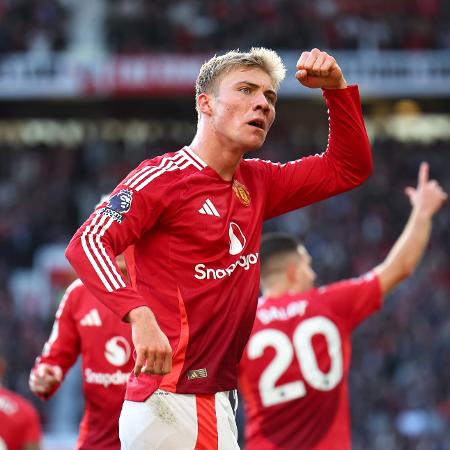 Rasmus Hojlund, do United, comemora seu gol contra o Brentford, pelo Inglês