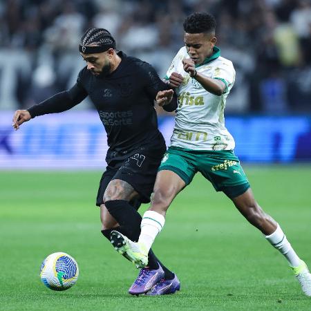 Memphis Depay e Estêvão brigam pela bola em Corinthians x Palmeiras, duelo do Campeonato Brasileiro - Alexandre Schneider/Getty Images