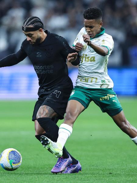 Memphis Depay e Estêvão brigam pela bola em Corinthians x Palmeiras, duelo do Campeonato Brasileiro