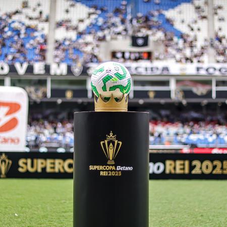 Bola do jogo da final da Supercopa do Brasil, entre Flamengo e Botafogo