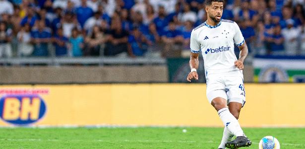 Cruzeiro confirma lesão no joelho do zagueiro João Marcelo: desfalque na defesa.