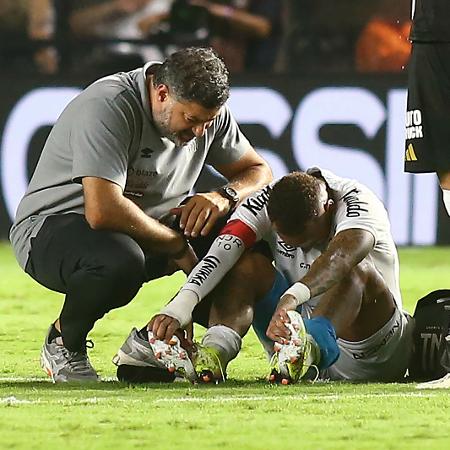 Neymar sente lesão durante Santos x Atlético-MG, jogo do Brasileirão - Mauricio De Souza/AGIF