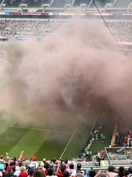 Fumaça da torcida do Wydad invade campo e paralisa partida contra a Juventus, na Filadélfia - Bruno Braz / UOL