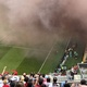 Torcida do Wydad apronta de novo e paralisa jogo contra Juve com fumaça