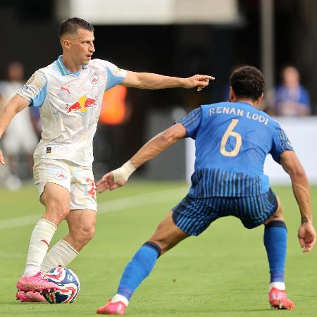 Lainer, do RB Salzburg, é marcado por Renan Lodi, do Al-Hilal, em confronto pelo Mundial de Clubes 2025 - Michael Reaves / GETTY IMAGES NORTH AMERICA / Getty Images via AFP