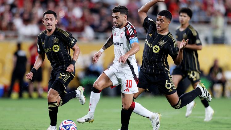 Arrascaeta tenta fazer a jogada em Los Angeles x Flamengo, confronto do Mundial Arrascaeta tenta fazer a jogada em Los Angeles x Flamengo, confronto do Mundial