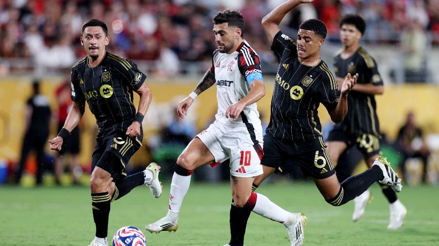 Arrascaeta tenta fazer a jogada em Los Angeles x Flamengo, confronto do Mundial