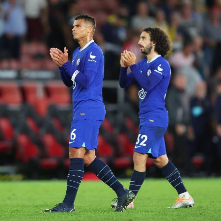 Thiago Silva e Cucurella durante jogo do Chelsea na Inglaterra Thiago Silva e Cucurella durante jogo do Chelsea na Inglaterra