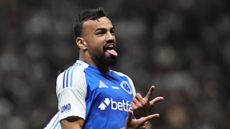 Fabrício Bruno, do Cruzeiro, comemora gol sobre o Atlético-MG em duelo da Copa do Brasil
