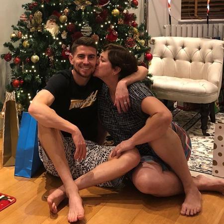 Jorginho com sua mãe Maria Tereza: preocupada, ela tentou demover seu filho da ideia de permanecer na Itália na adolescência