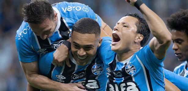 Palmeiras sofre virada do Grêmio e vê título se distanciar.