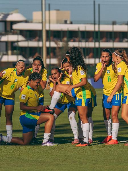 Seleção brasileira feminina comemora gol na Copa do Mundo Sub-17