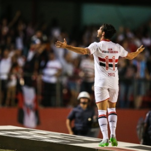 Alexandre Pato celebra com a torcida do São Paulo após marcar contra o Vasco pela Copa do Brasil - Julia Chequer/Folhapress