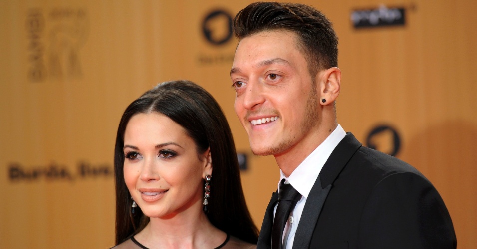 O jogador do Arsenal Mesut Ozil chega ao evento acompanhado da namorada, Mandy Capristo