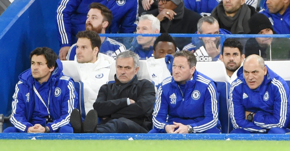 José Mourinho com a cara fechada na derrota do Chelsea para o Bournemouth