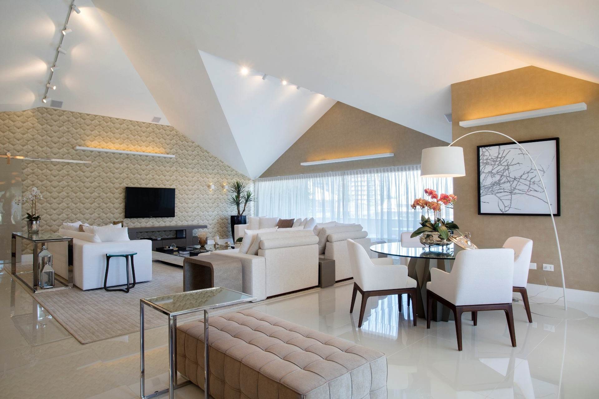 A sala de estar do sótão, que fica no terceiro andar da casa, tem o mesmo estilo da sala principal com conceito contemporâneo e tons claros - Divulgação