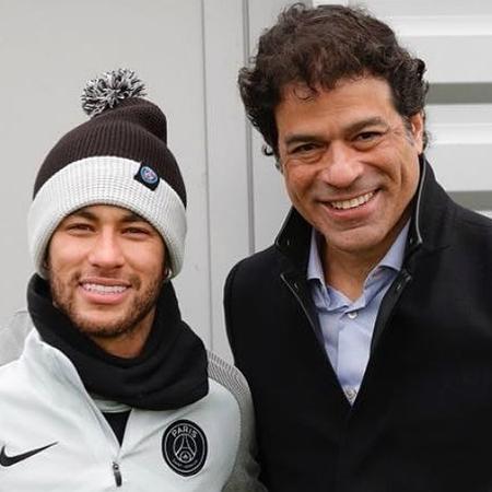 Neymar e Raí posam para foto durante visita do ex-jogador a treino do PSG em 2018 - Reprodução/Instagram