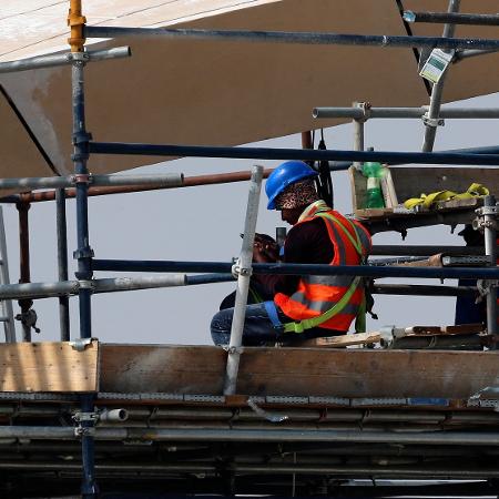 Trabalhadores durante as obras para o Khalifa International Stadium, no Qatar - AFP - AFP