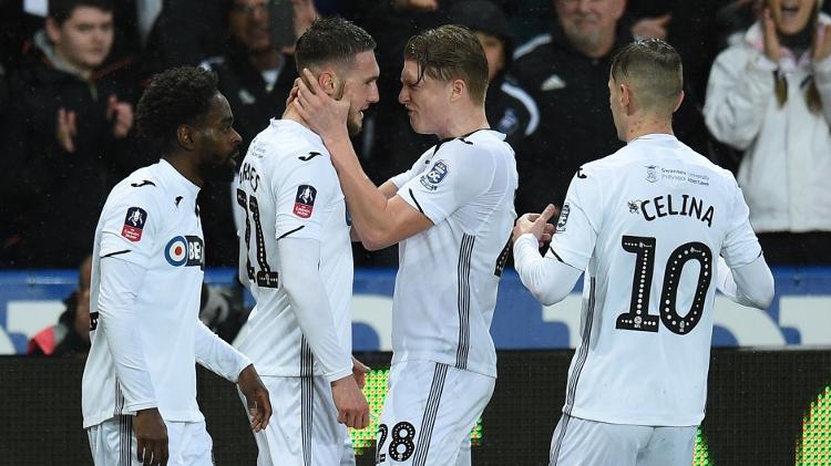 Jogadores do Swansea comemoram primeiro gol marcado pela equipe contra o City - Oli Scarff/AFP - Oli Scarff/AFP