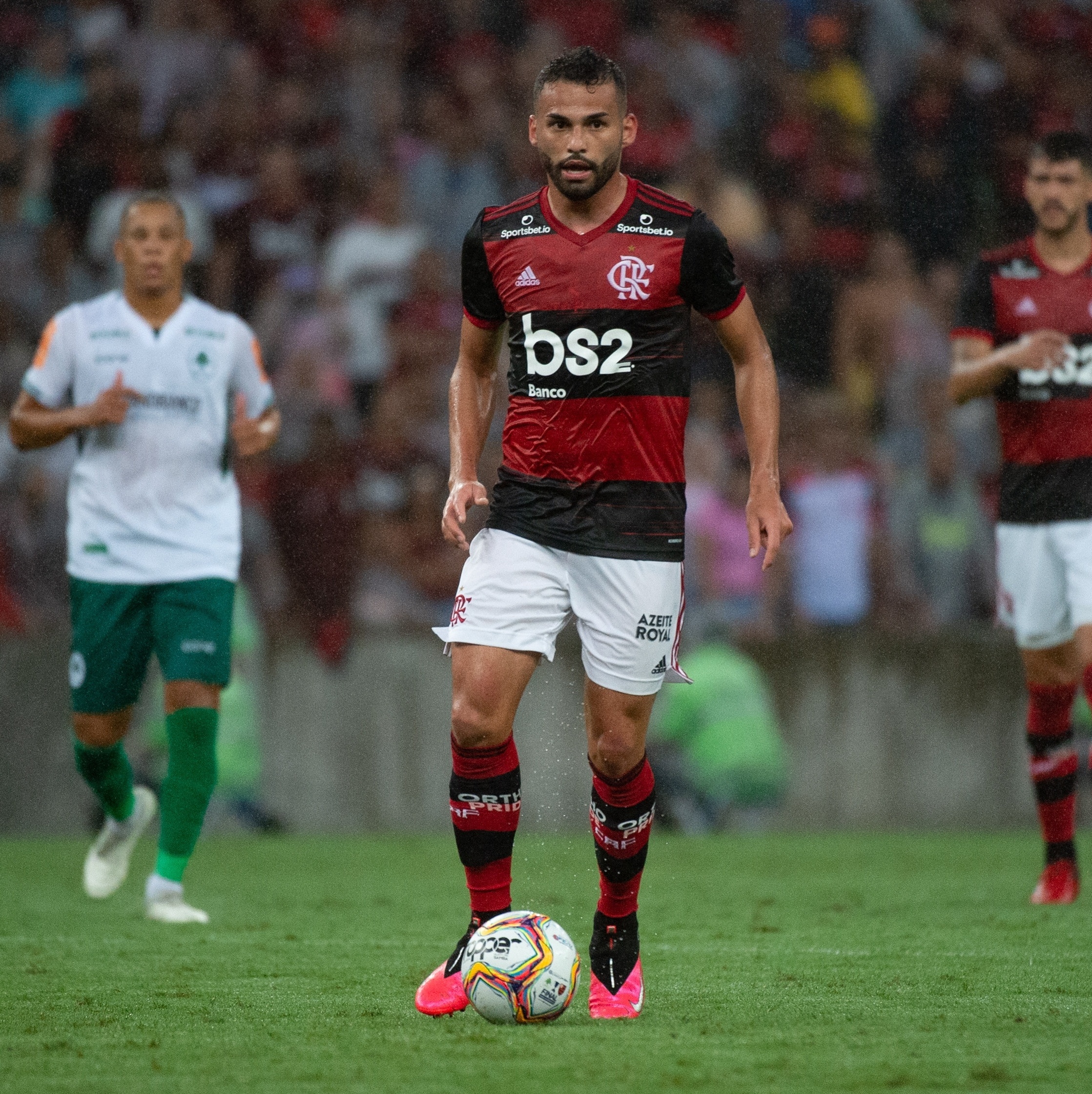 Thiago Maia escolhe música no Flamengo e avisa: 'Bola passa, jogador, não