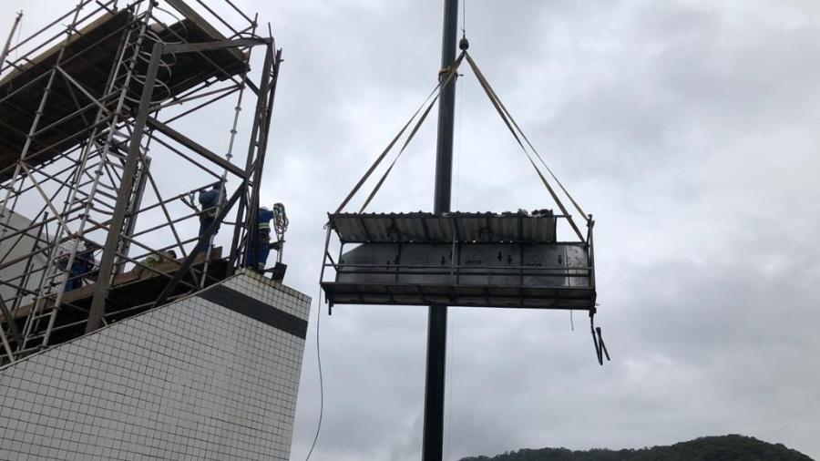 Estrutura improvisada é retirada da Vila Belmiro, estádio do Santos - Reprodução