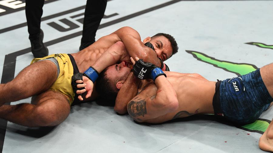 Edson Barboza tenta finalizar Makwan Amirkhani, durante luta no UFC Fight Island 5 - Josh Hedges/Zuffa LLC via Getty Images