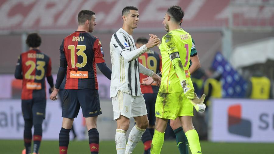 Cristiano Ronaldo e Perin se cumprimentam após partida entre Juventus e Genoa - REUTERS/Jennifer Lorenzini