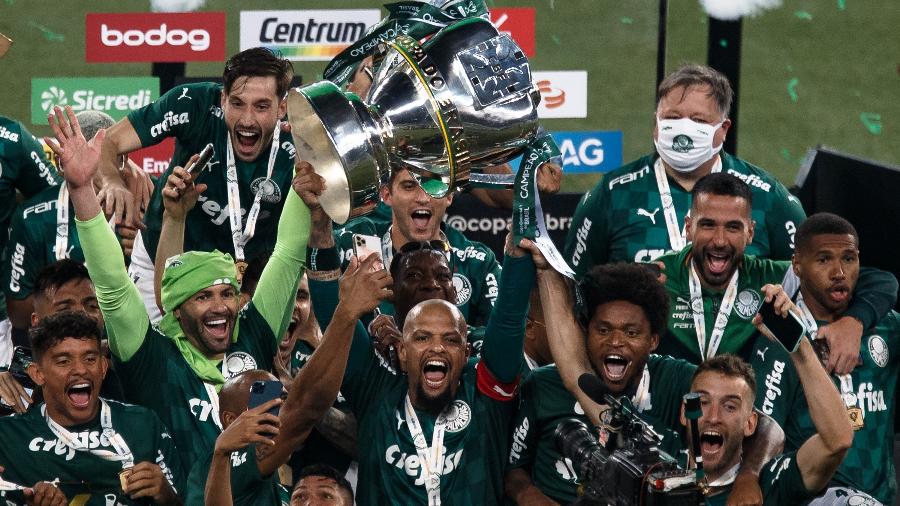 Felipe Melo ergue o troféu da conquista da Copa do Brasil pelo Palmeiras - Ettore Chiereguini/AGIF