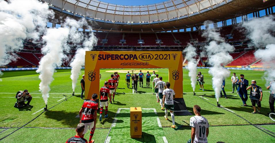 Flamengo e Palmeiras em campo pela Supercopa