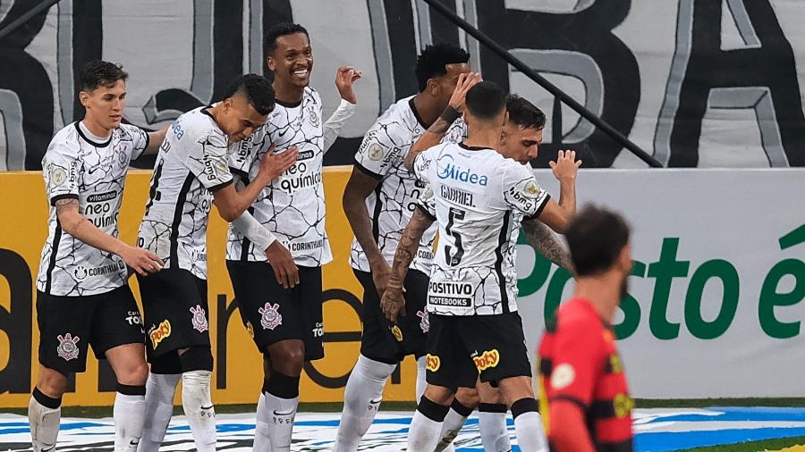 Jogadores do Corinthians comemoram gol de Jô contra o Sport pelo Brasileiro - Marcello Zambrana/AGIF