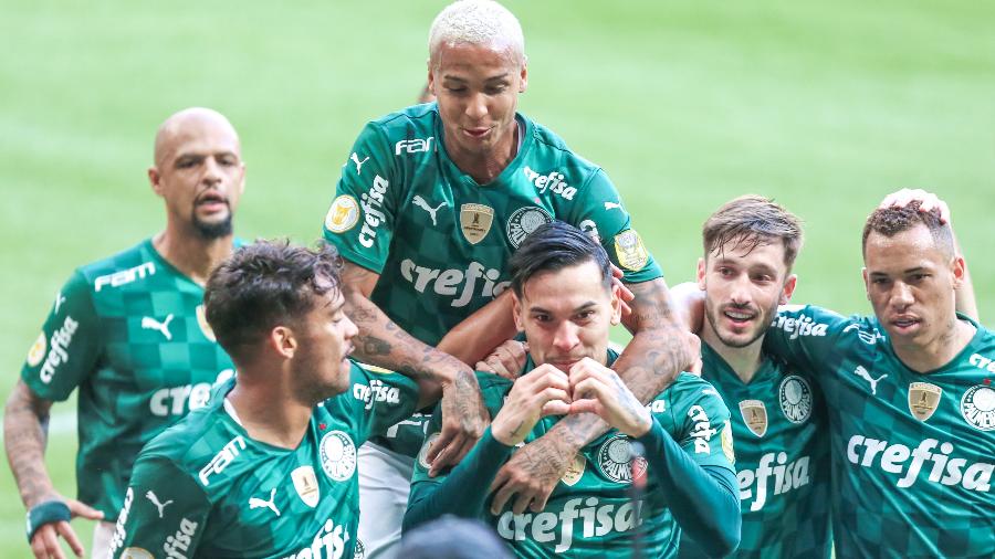 Jogadores do Palmeiras comemoram o gol do zagueiro Gustavo Gómez contra o Santos, no Allianz Parque, pelo Brasileirão - Marcello Zambrana/Marcello Zambrana/AGIF