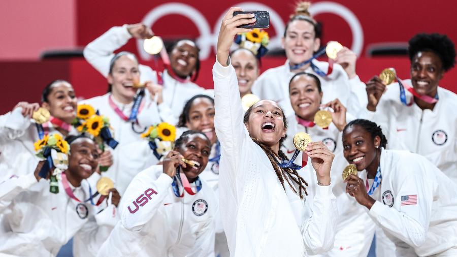 Jogadoras da seleção feminina de basquete dos Estados Unidos posam com ouro conquistado nas Olimpíadas de Tóquio - Pan Yulong/Xinhua