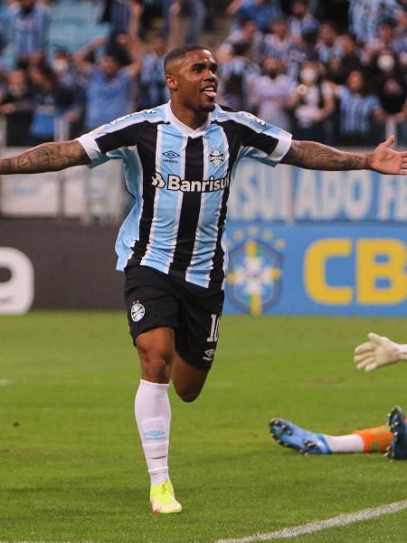Douglas Costa jogou pelo Grêmio em 2021 - EVERTON PEREIRA/O FOTOGRÁFICO/ESTADÃO CONTEÚDO