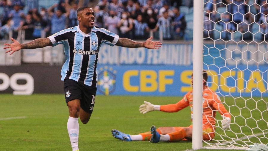 Douglas Costa marcou o primeiro gol do Grêmio sob comando de Vagner Mancini - EVERTON PEREIRA/O FOTOGRÁFICO/ESTADÃO CONTEÚDO