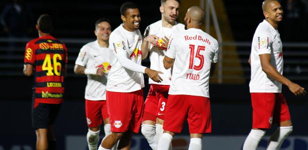 Jogadores do Red Bull Bragantino comemoram gol contra o Sport pelo Brasileirão