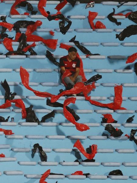 Solitário, torcedor do Flamengo lamenta no Estádio Centenário após derrota para o Palmeiras na final da Libertadores - REUTERS