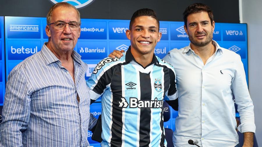 Rodrigo Ferreira ao lado dos dirigentes Sergio Vasques (e) e Diego Cerri (d) no Grêmio - Lucas Uebel/Gremio FBPA