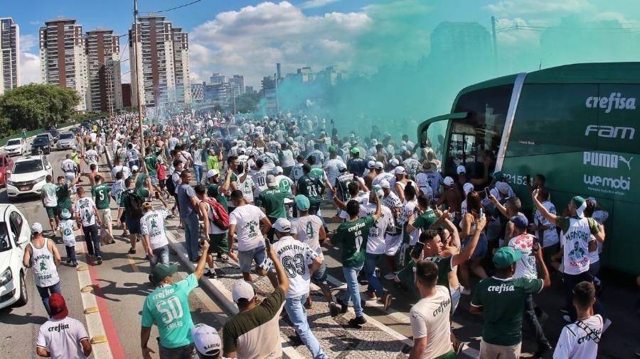 Torcida do Palmeiras acompanha chegada do ônibus ao Allianz Parque - Flávio Florido/UOL