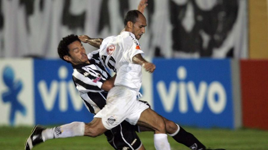 Basílio em ação pelo Santos durante partida contra o Botafogo, válida pelo Campeonato Brasileiro de 2004 - TASSO MARCELO/AE