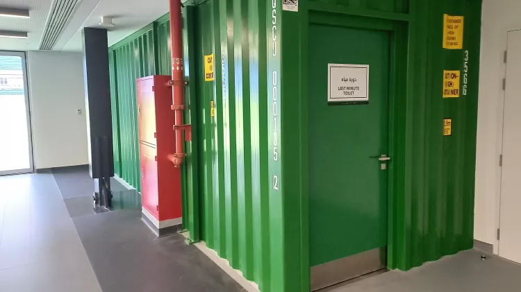 Copa do mundo: estádio feito de containers tem banheiro de emergência para jogadores