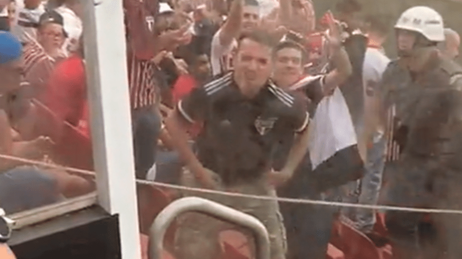 Torcedor são-paulino foi filmado no Morumbi fazendo gesto racista para a torcida do Fluminense - Reprodução/Twitter